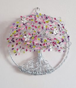 Arbre en relief 20cm, fil argenté, feuilles rose, violet et vert, fleurs blanches